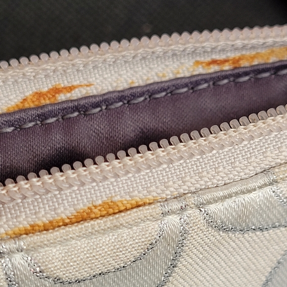 Coach Wristlet ~ Signature C Logo ~ White w/ Silver Thread ~ GUC - Picture 14 of 15